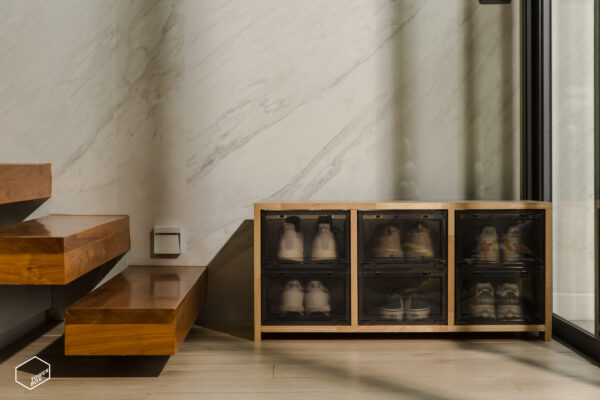 TOWER BOX SNEAKERS WOODEN STOOL